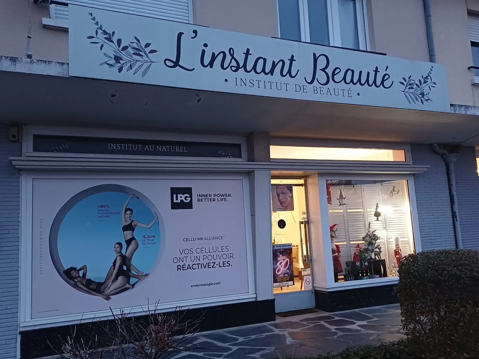 La devanture de L'Instant Beauté, son enseigne et sa vitrine, square Jean-Pierre Wimille au Mans