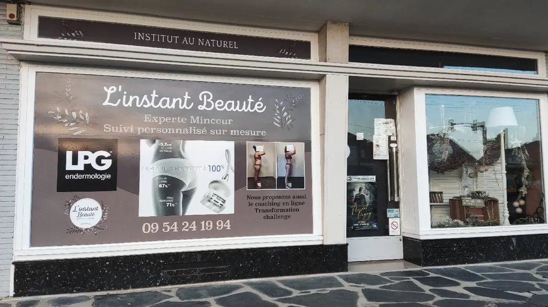 La vitrine de L'Instant Beauté, square Jean-Pierre Wimille, avec le numéro de téléphone